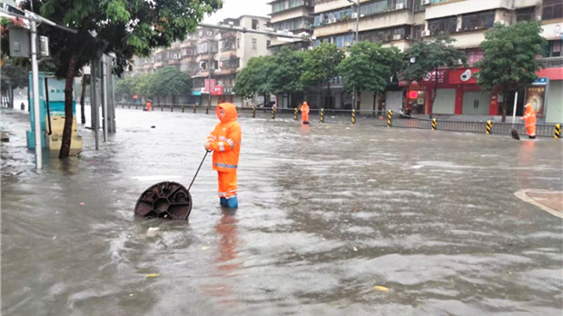 大雨致部分路段積水 市政人員全力保道路通暢