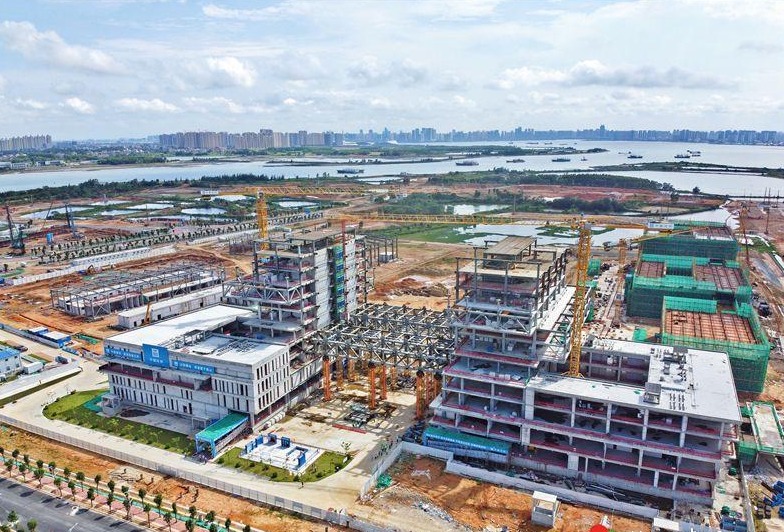 湛江湾实验室总部研发大楼大跨度钢桁架成功合龙