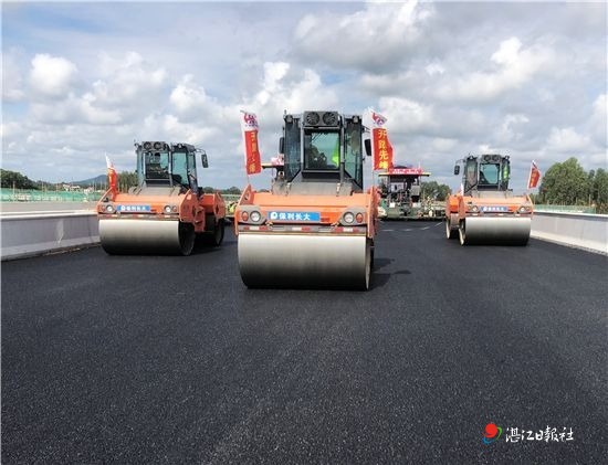 施工长度600米 湛江机场高速路段沥青中面层试验路铺设完成