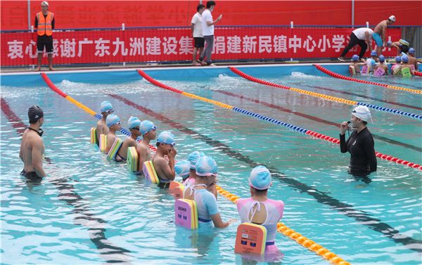 廉江企業家捐建的首個校園泳池投用