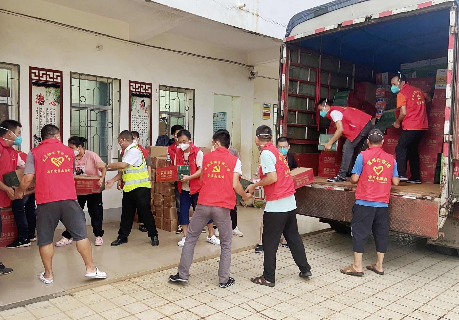 中建科工志愿者為覃斗鎮提供防疫物資