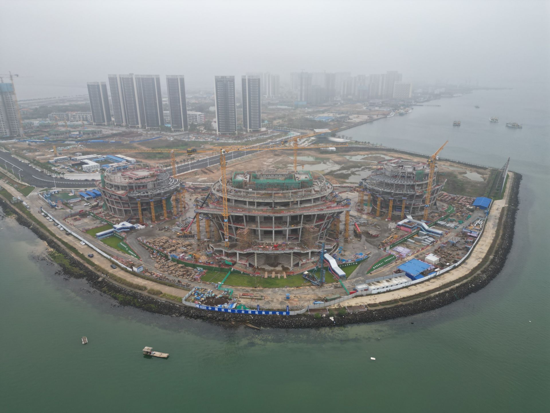 湛江文化中心正进行钢结构及二次结构施工