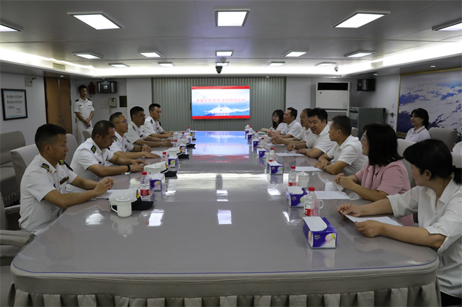 湛江日報社到海軍長白山艦開展“八一”走訪慰問