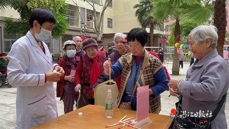 猜燈謎吃元宵養老院舉辦遊園會歡度元宵