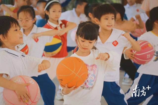 孩子们正在上体育课。刘梓薇 摄