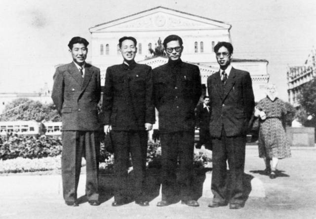 1955年至1956年，江澤民同志（右二）曾在莫斯科斯大林汽車制造廠實(shí)習(xí)。這是江澤民等在莫斯科合影。新華社發(fā)