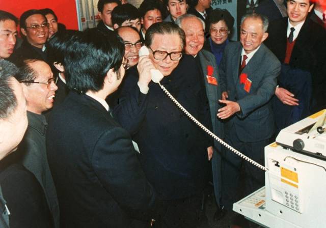 1984年5月，江澤民同志在北京展覽館舉行的全國電子新產(chǎn)品展覽會上，試用國際長途電話向遠方的工作人員問候。新華社發(fā)