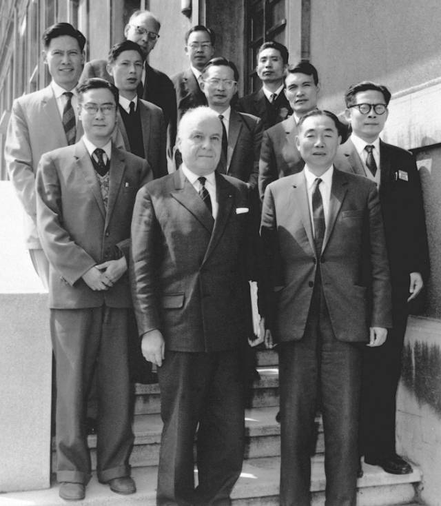 1964年6月，江澤民同志（二排右一）在法國(guó)艾克斯萊班出席國(guó)際電工委員會(huì)會(huì)議期間同與會(huì)代表合影。新華社發(fā)