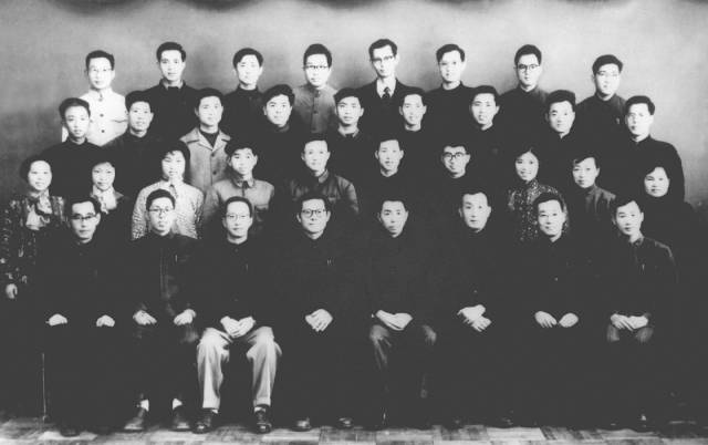 1963年3月，江澤民同志（前排右五）在上海同小型三相異步電機全國統(tǒng)一系列設計領導小組成員合影。新華社發(fā)