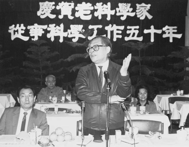 1988年10月，江澤民同志在上海慶賀老科學家從事科學工作五十年座談會上講話。新華社發(fā)