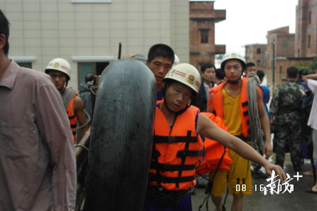2013年，张志添参与洪涝灾害救援。