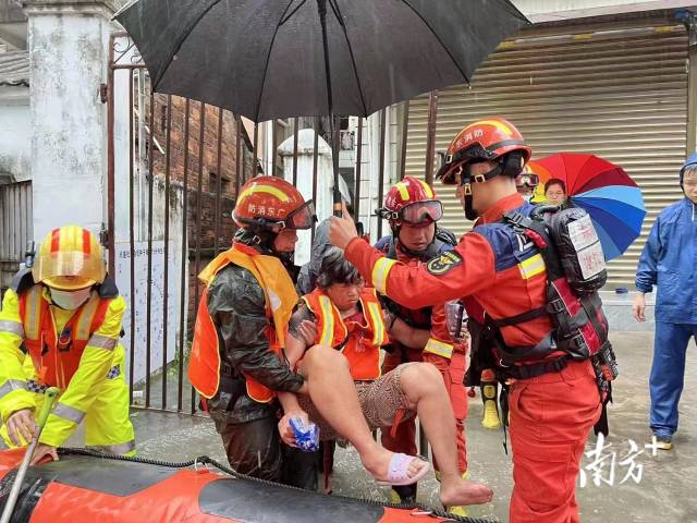 张志添（左二）参与洪涝灾害救援。