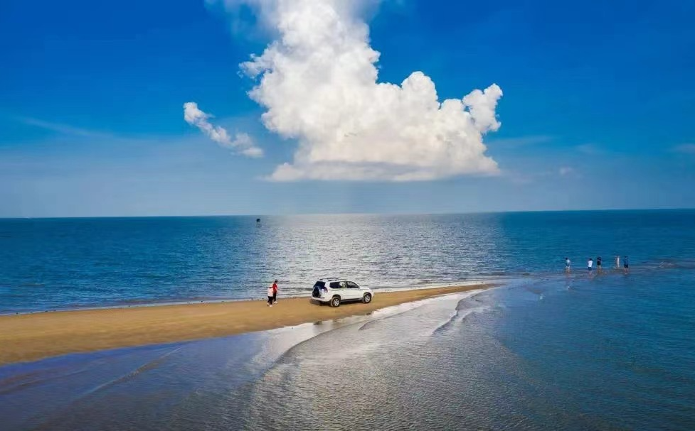 冰与海之歌北极村和南极村奇妙互动北极光与合水线交相辉映