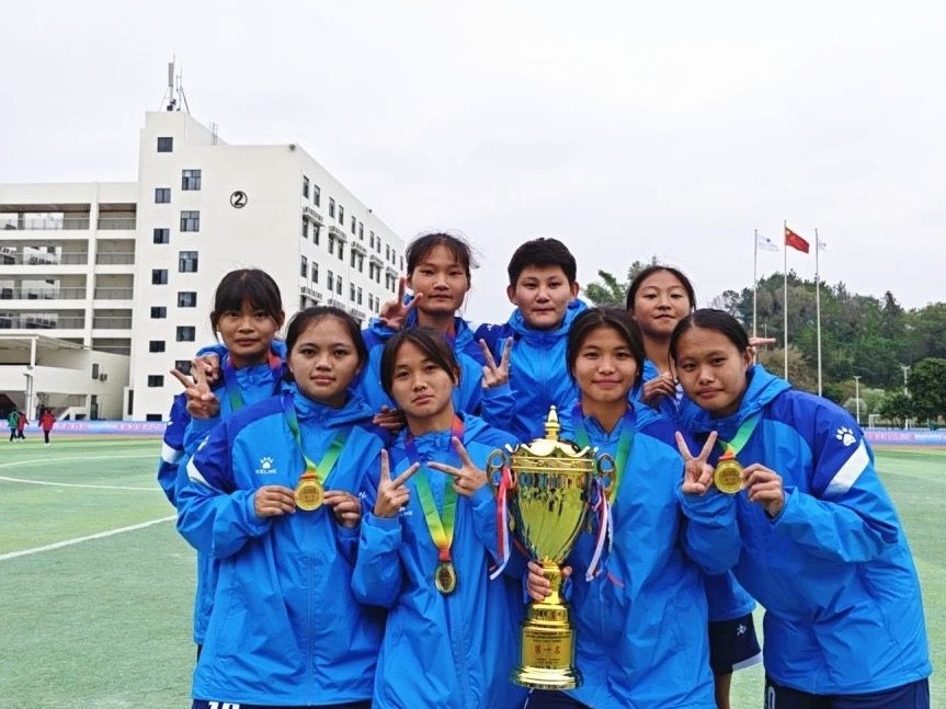 喜报！湛江爱周高级中学女子足球队夺冠！