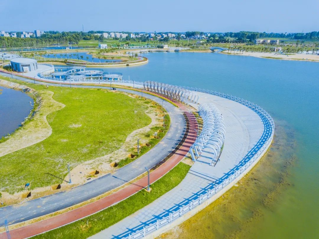 湛江新气象新成就诗歌（表示新起点新气象的诗句） 湛江新景象
新成绩
诗歌（表现


新出发点
新景象
的诗句）《描写新景象的诗句》 诗歌赏析