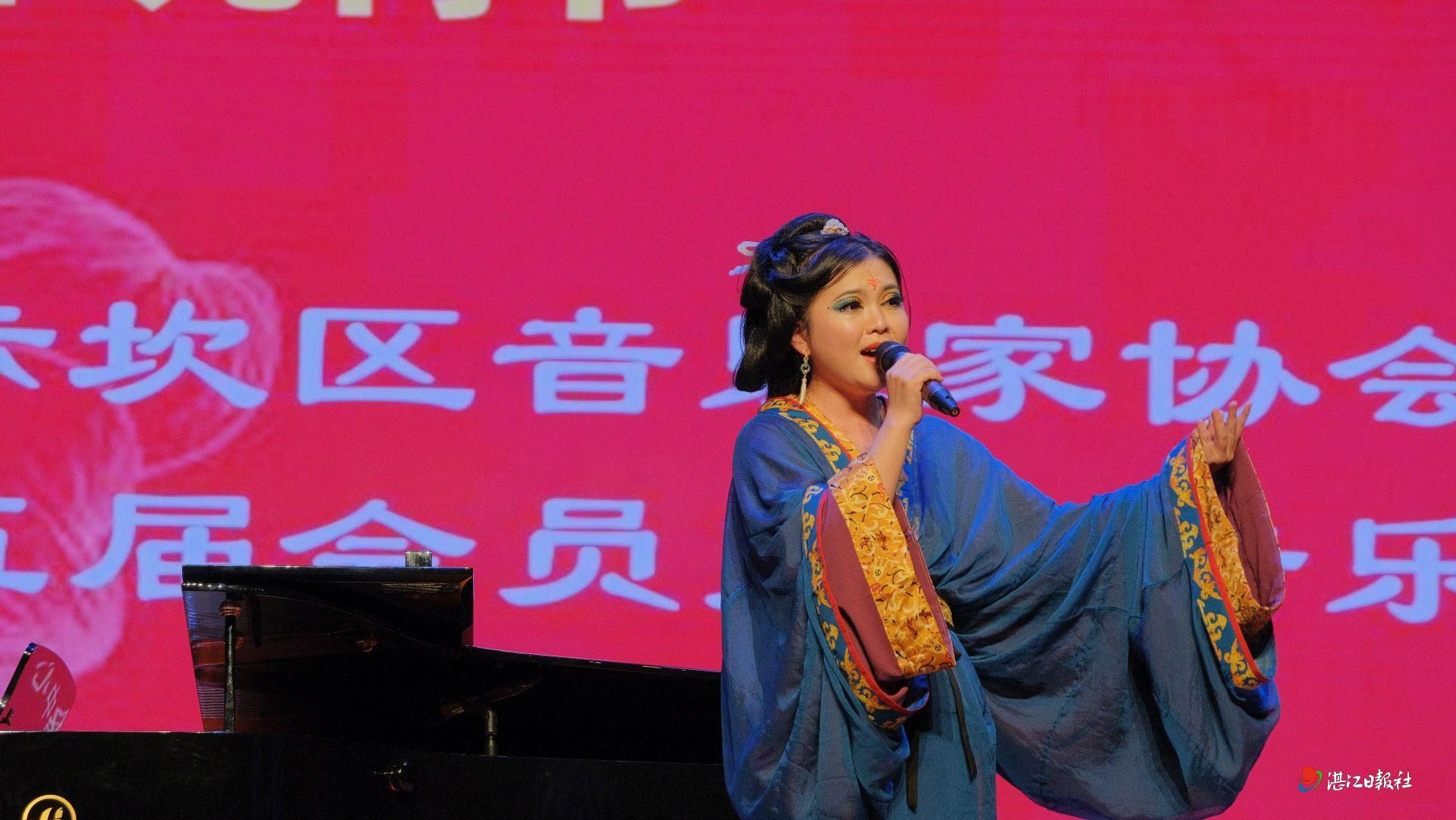 综合服务中心主办,赤坎区音乐家协会承办,由市音协副秘书长陈昶主持