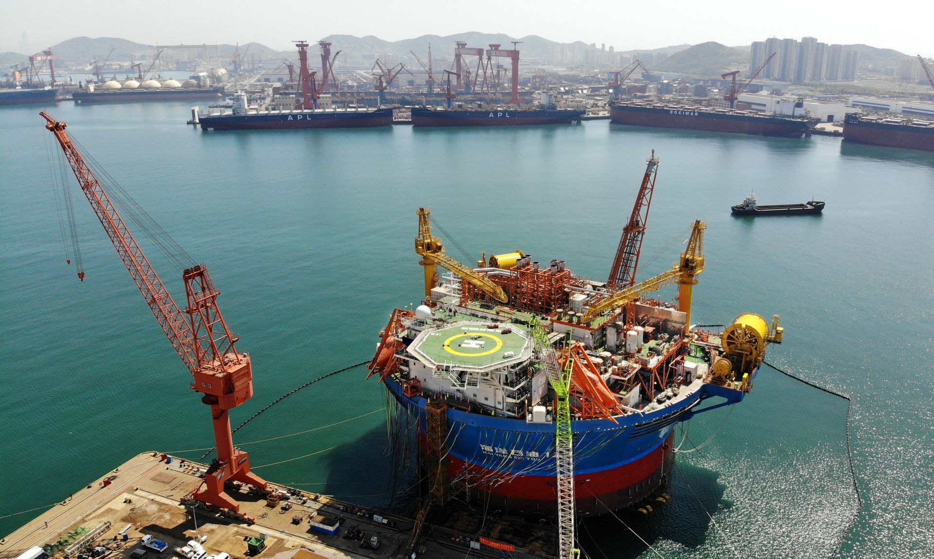 亚洲首艘圆筒型浮式生产储卸油装置建造完工