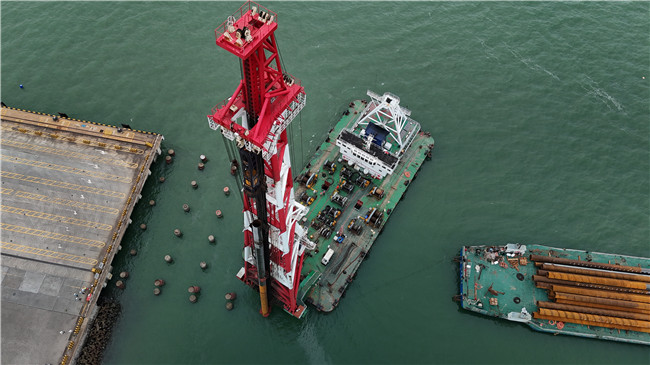 湛江港宝满港区集装箱码头一期扩建工程项目顺利完成首根海上沉桩