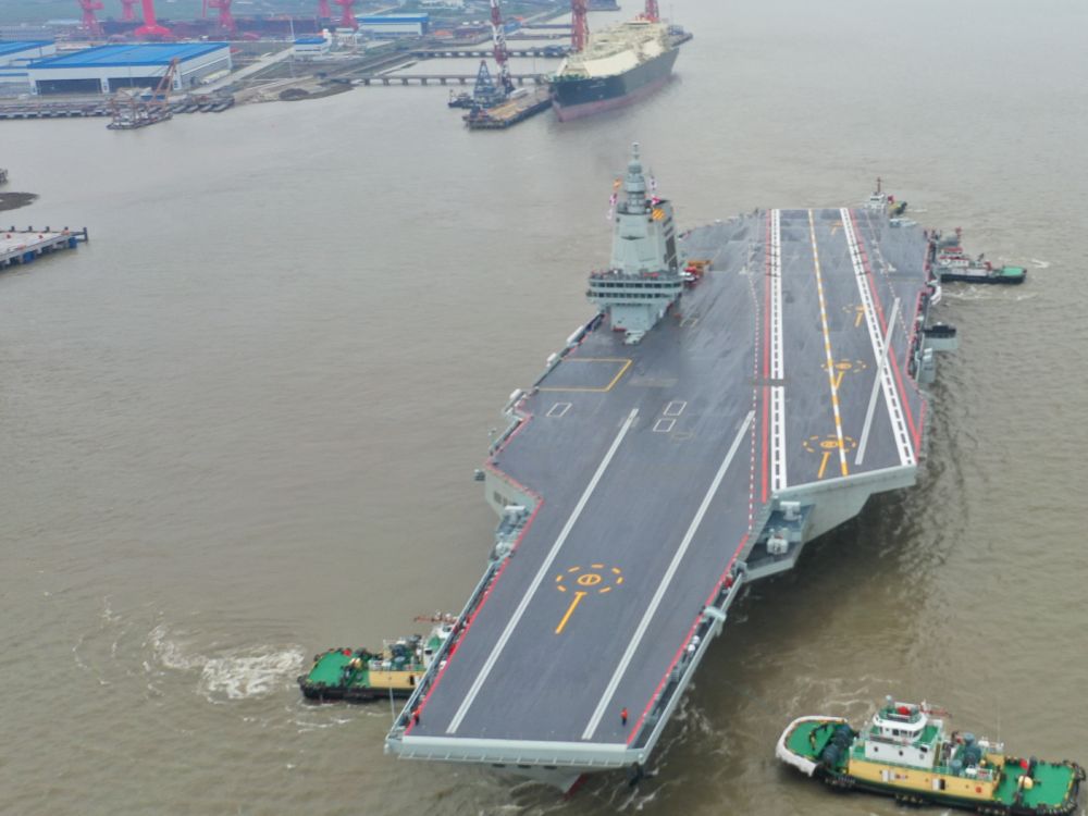 <span>中国海军福建舰出海开展首次航行试验</span>
