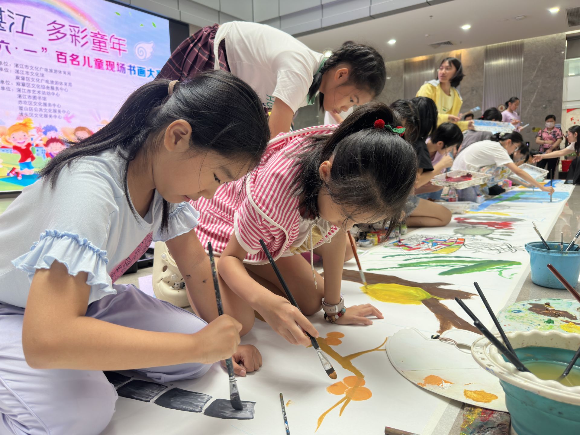 湛江市庆“六一”百名儿童现场挥毫活动举行