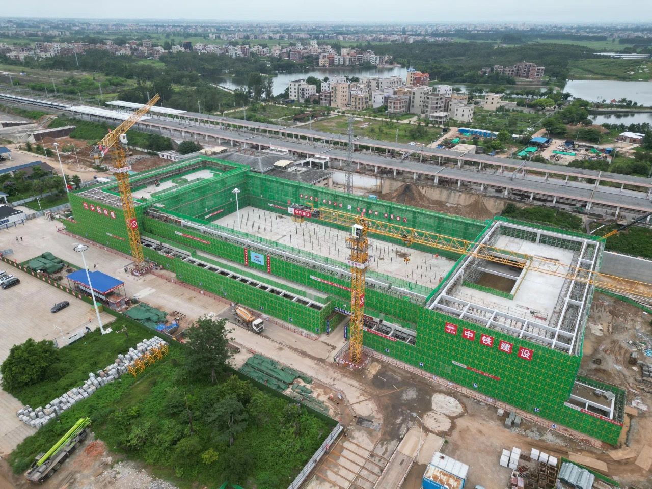 广湛铁路全线首个站房混凝土主体结构封顶