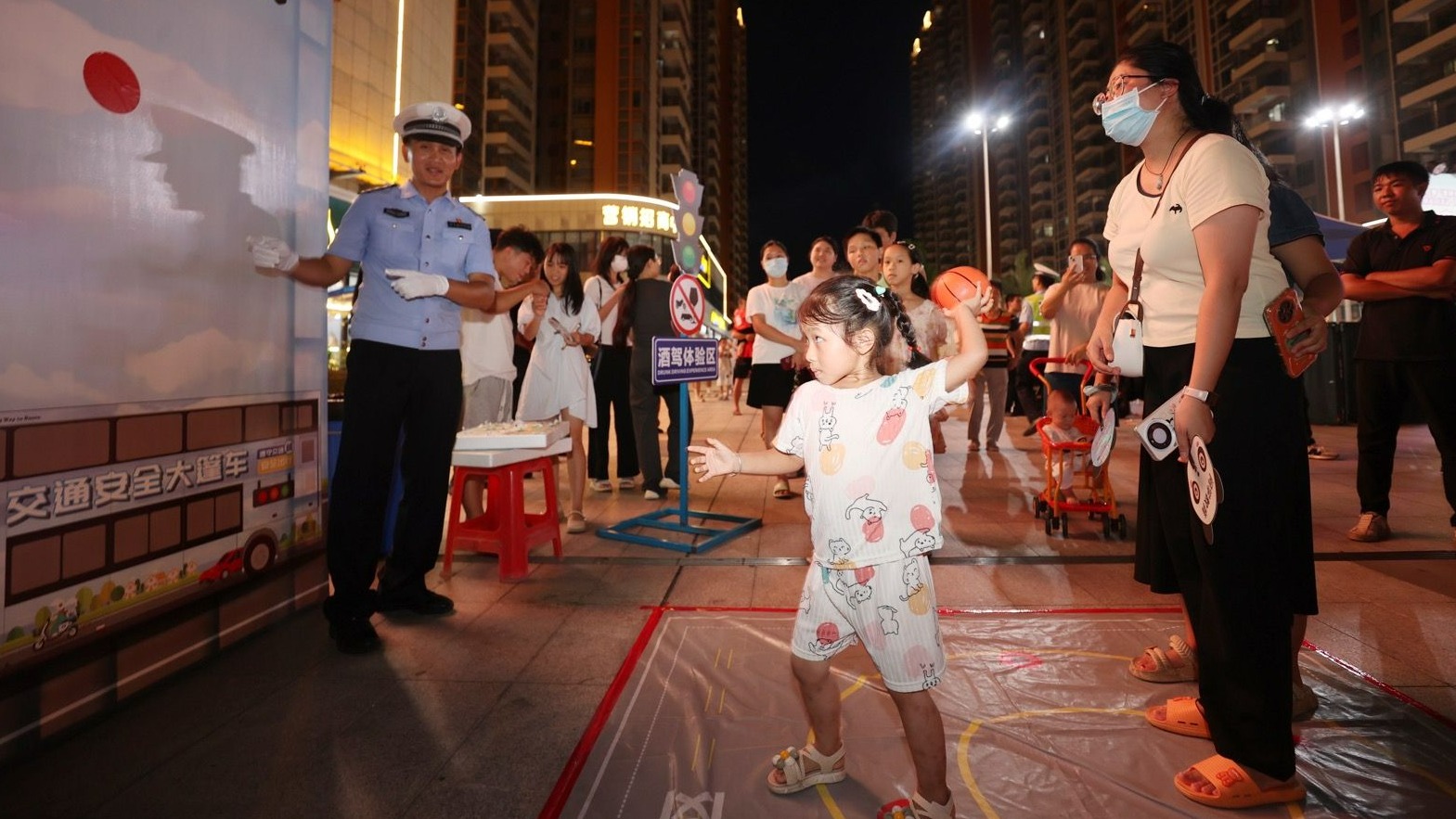 交通安全宣傳點(diǎn)亮夏夜“平安燈”