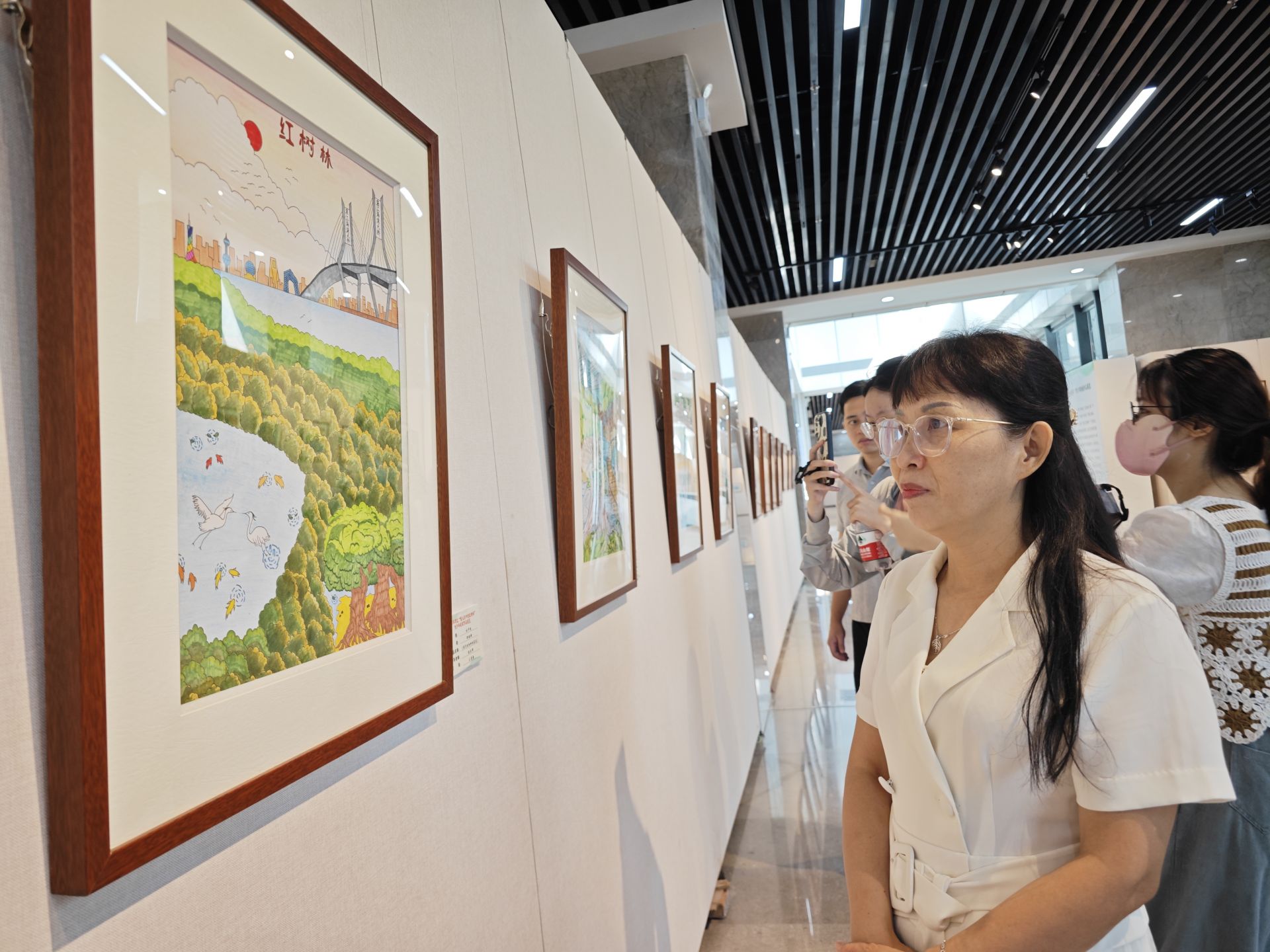 麻章区举办“我心目中的红树林”青少年绘画作品展览