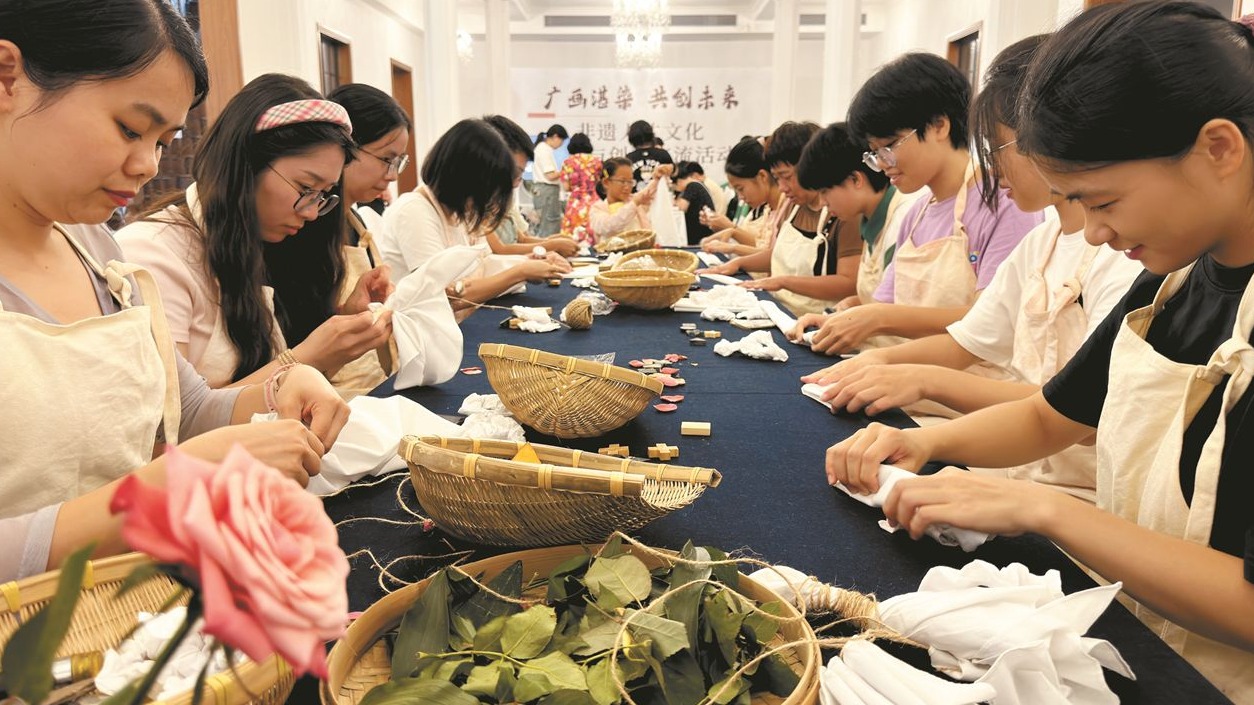 赤坎老街開(kāi)展“廣畫(huà)湛染”非遺人才文化交流活動(dòng)