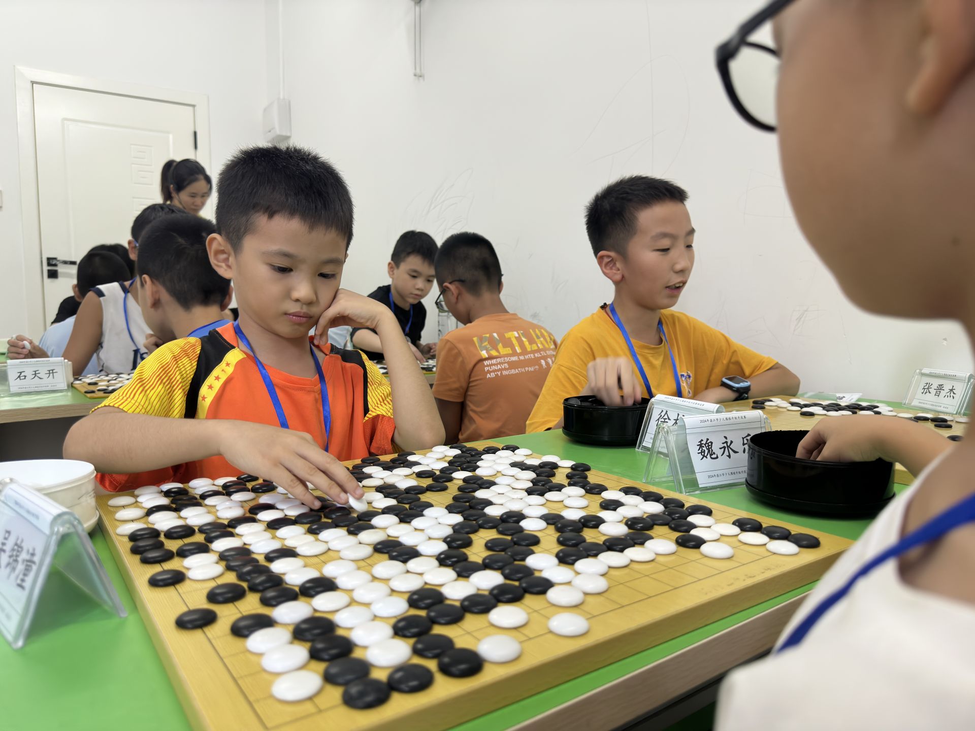 近千名少兒同臺(tái)競技角逐圍棋升級升段賽