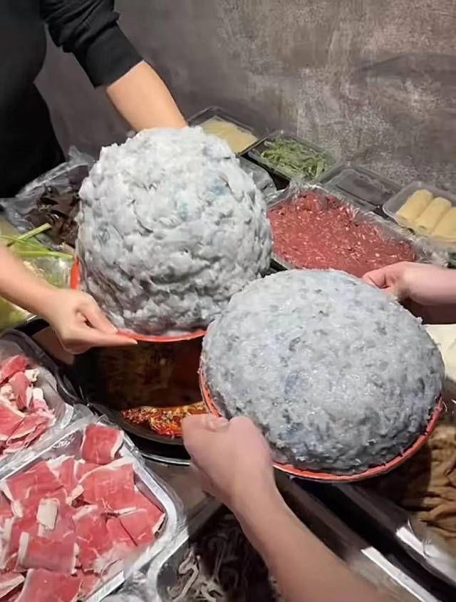 火锅店推出的“巨无霸虾滑”｜图源：抖音账号潘虹瑾老火锅视频截图