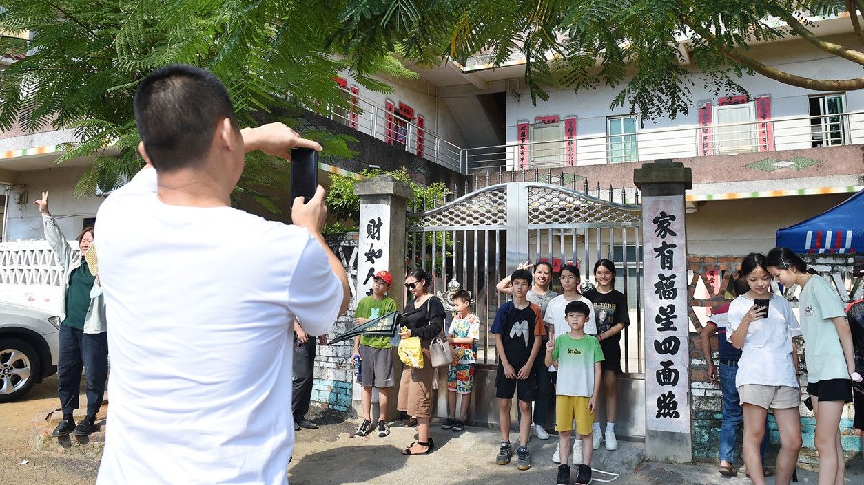 邁合村因“嬋寶”出圈 各地游客爭相打卡“冠軍之家”