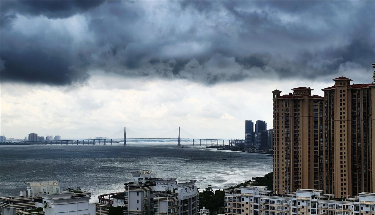 港城持續(xù)暴雨天氣 請注意防御