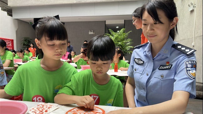 赤坎區(qū)婦聯(lián)開展公益夏令營暨“愛心媽媽”暑期關(guān)愛活動(dòng)