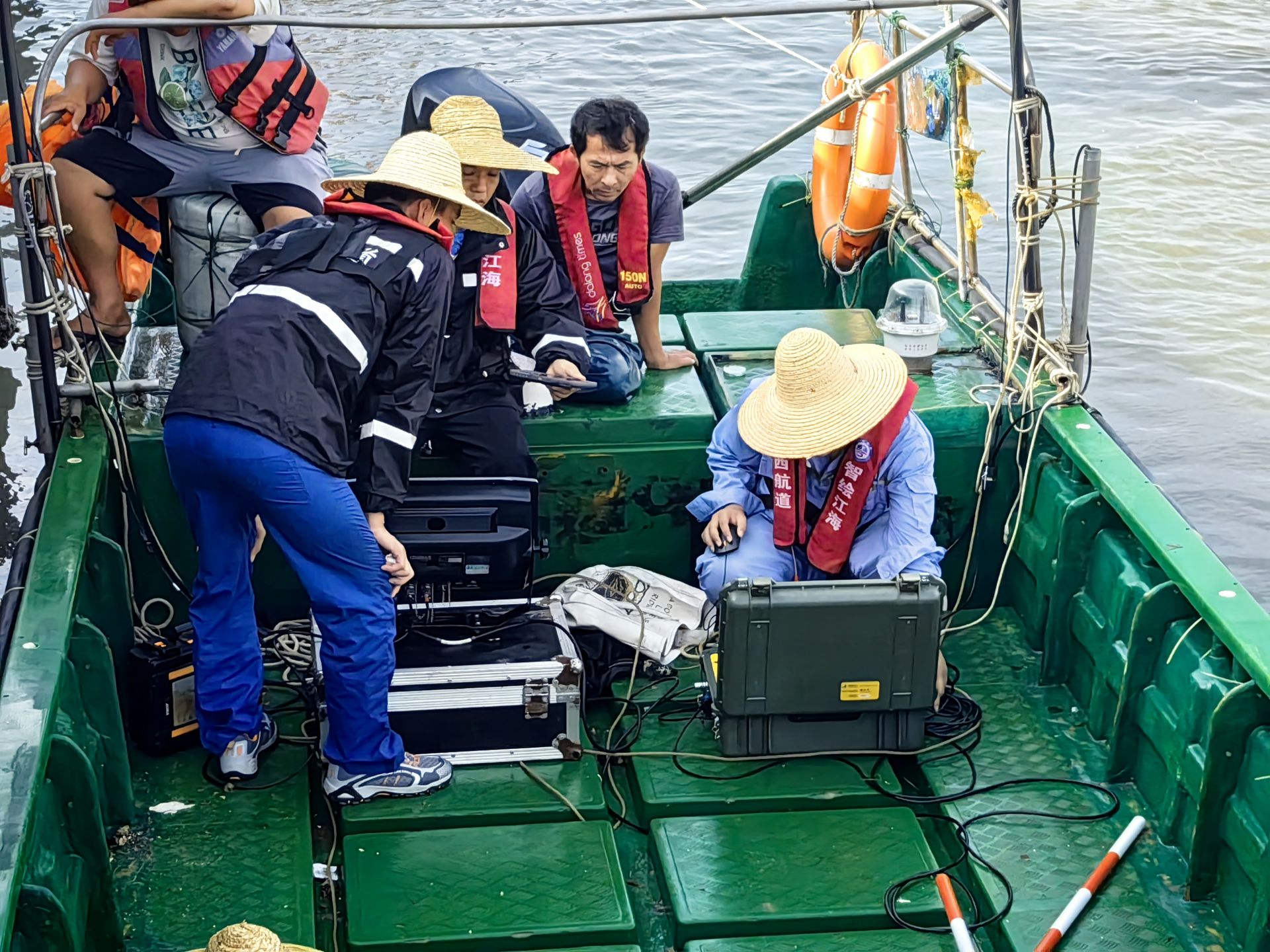 省粵西航道事務中心搶修海上通道，為瓊州海峽航行保駕護航