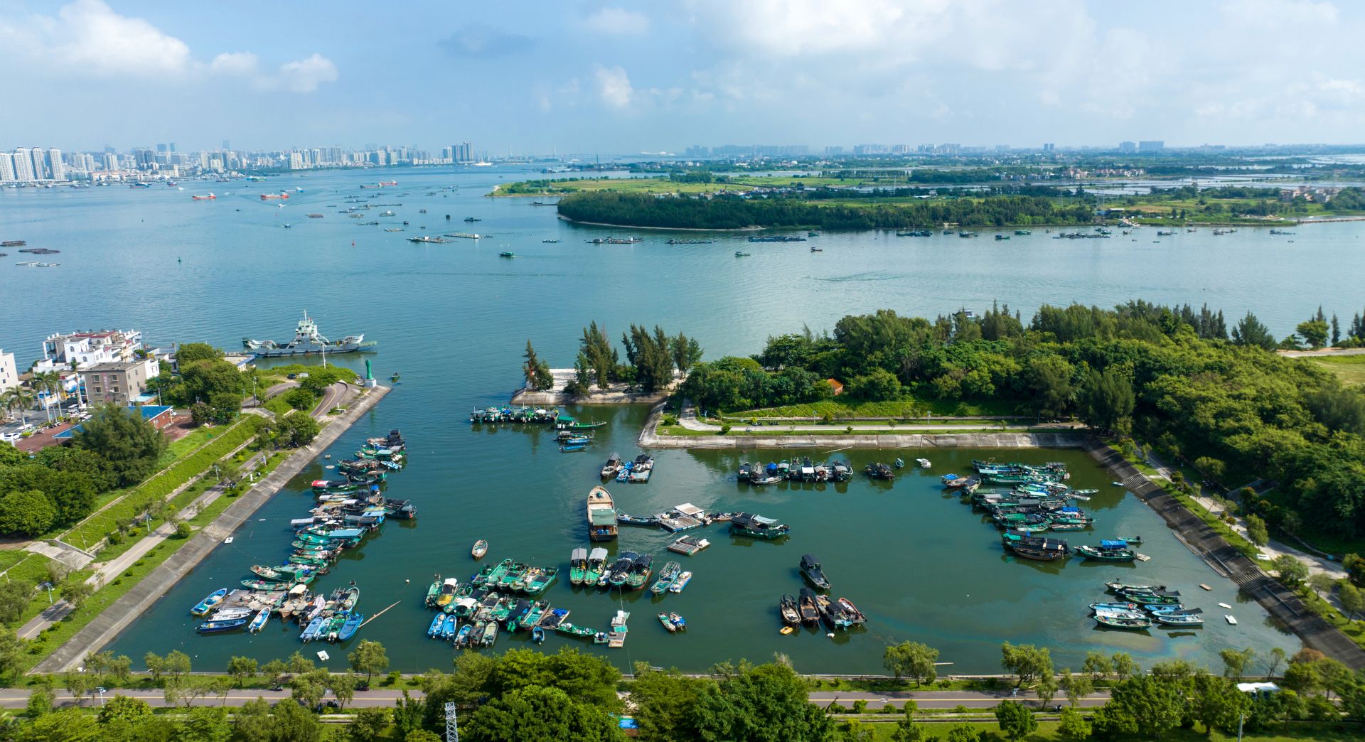 特呈島漁船回港避風(fēng) 