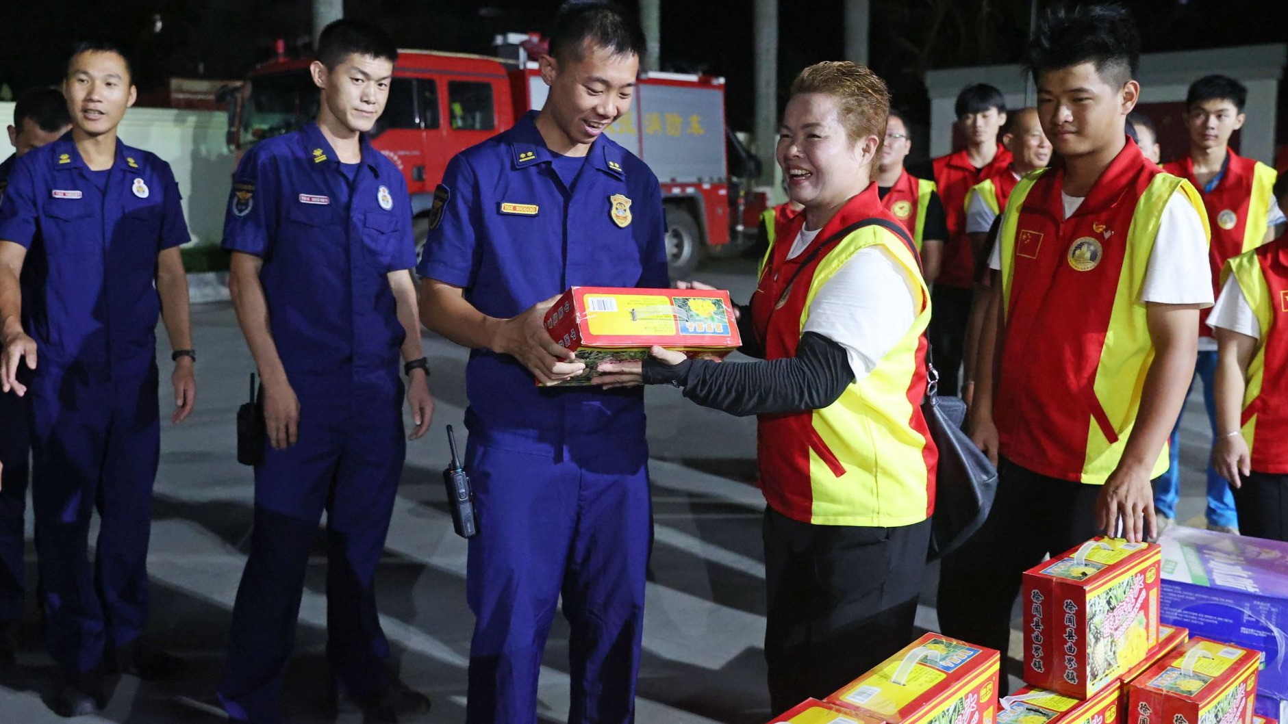 徐聞縣陽(yáng)光志愿協(xié)會(huì)組織志愿者看望一線(xiàn)人員