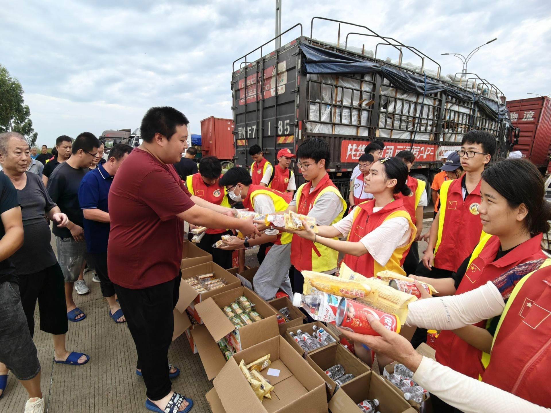 徐聞：免費(fèi)送上物資 溫暖滯留司乘人員