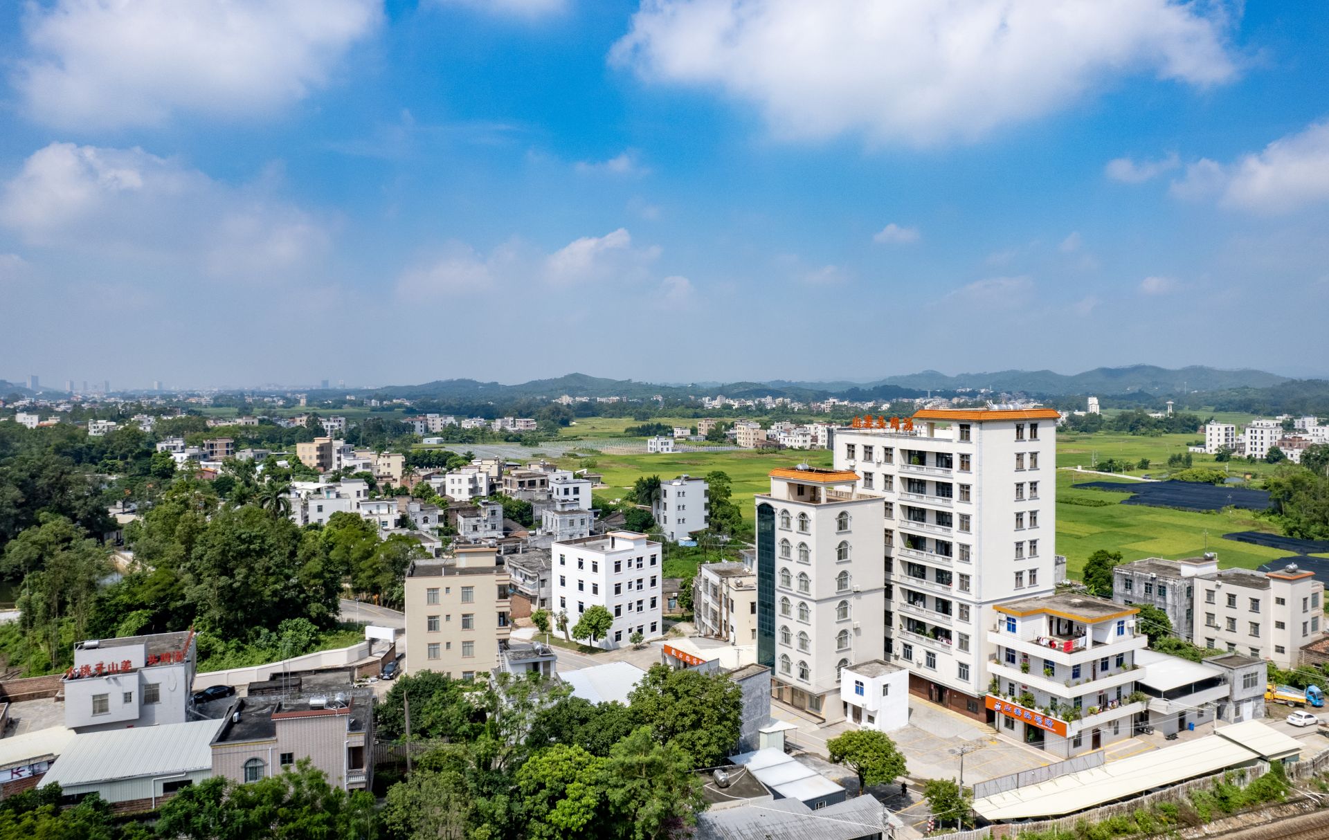 廉江市河唇鎮(zhèn)黃竹山“美食村”昨日開業(yè)迎客