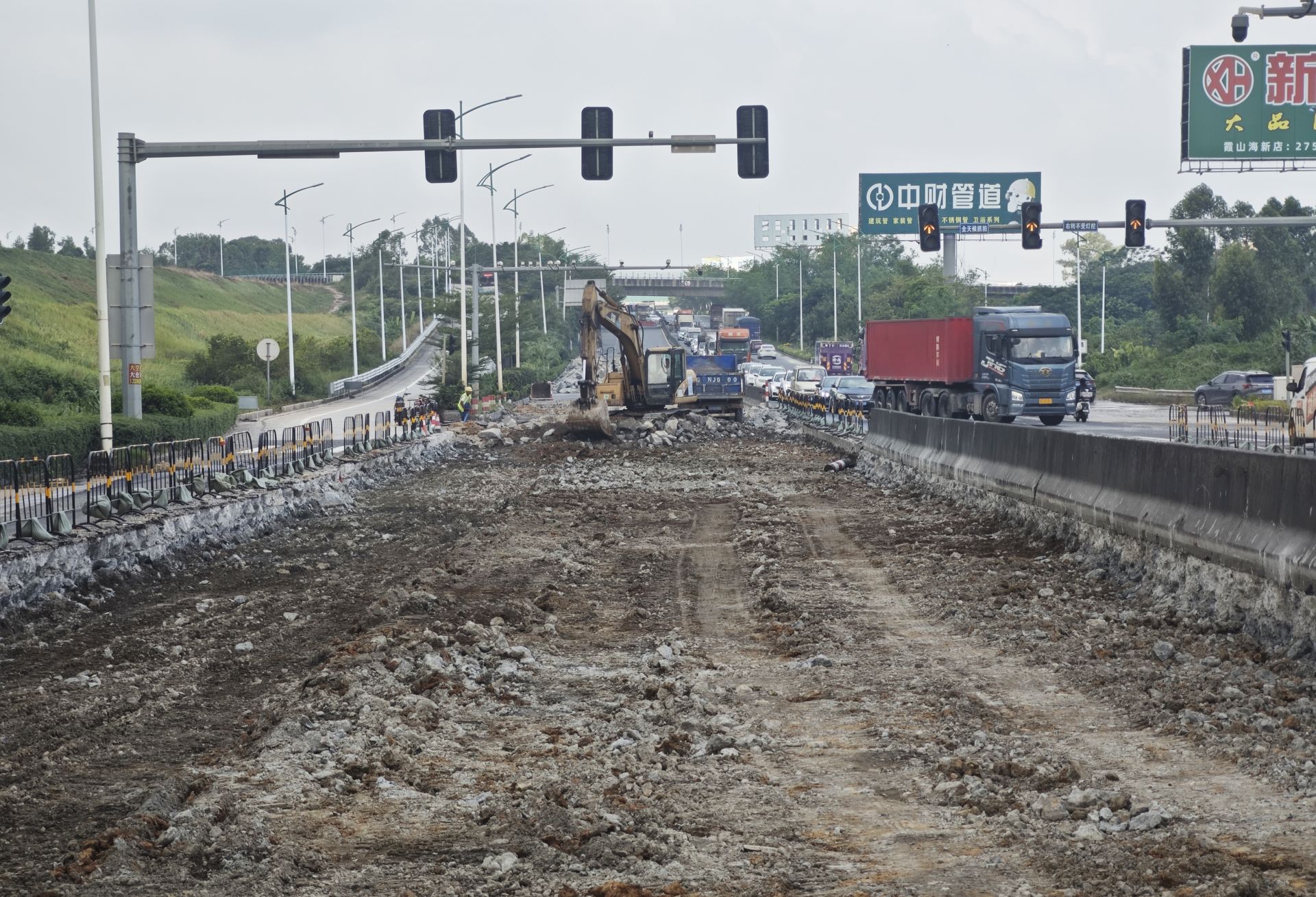 國道G228遂溪縣平石路口紅綠燈處修路 通行緩慢