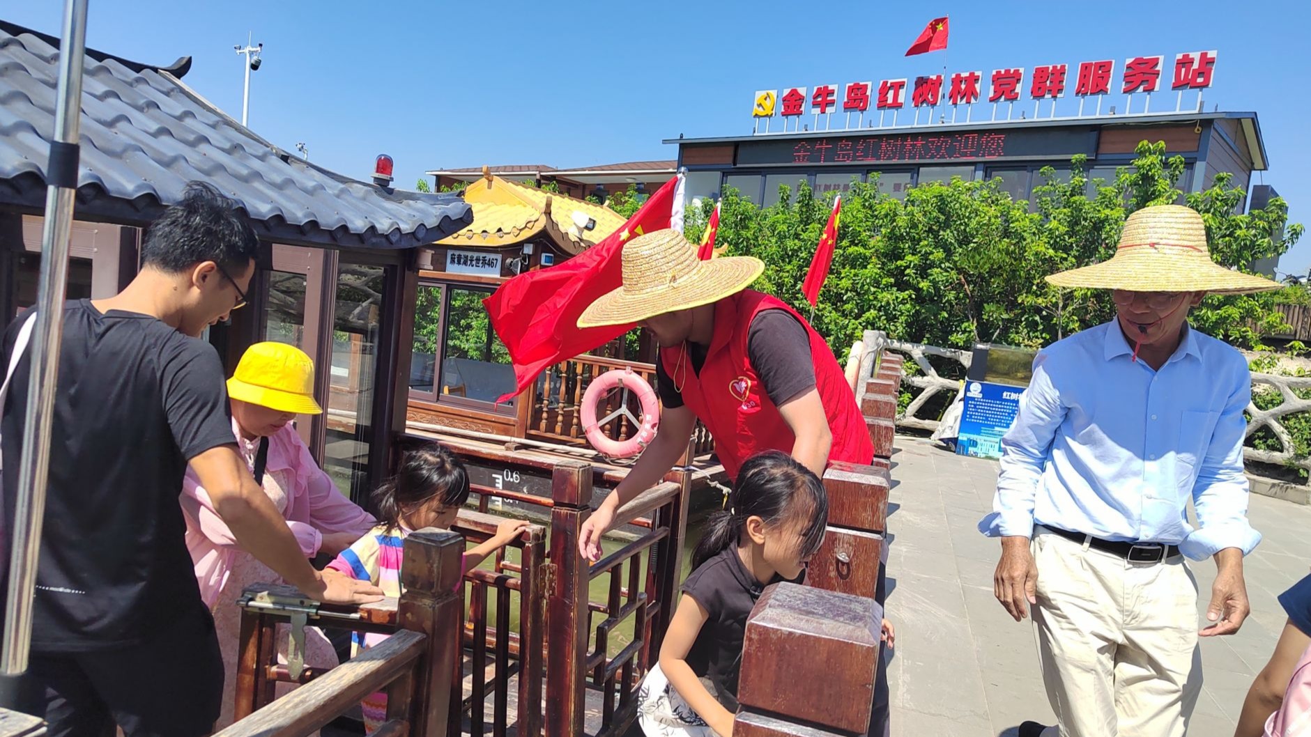 麻章區(qū)金牛島紅樹林科普基地迎來(lái)客流小高峰