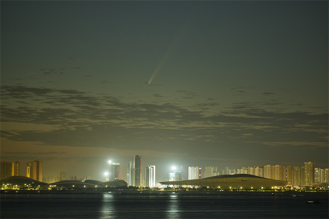 港城上空拍到紫金山-阿特拉斯彗星