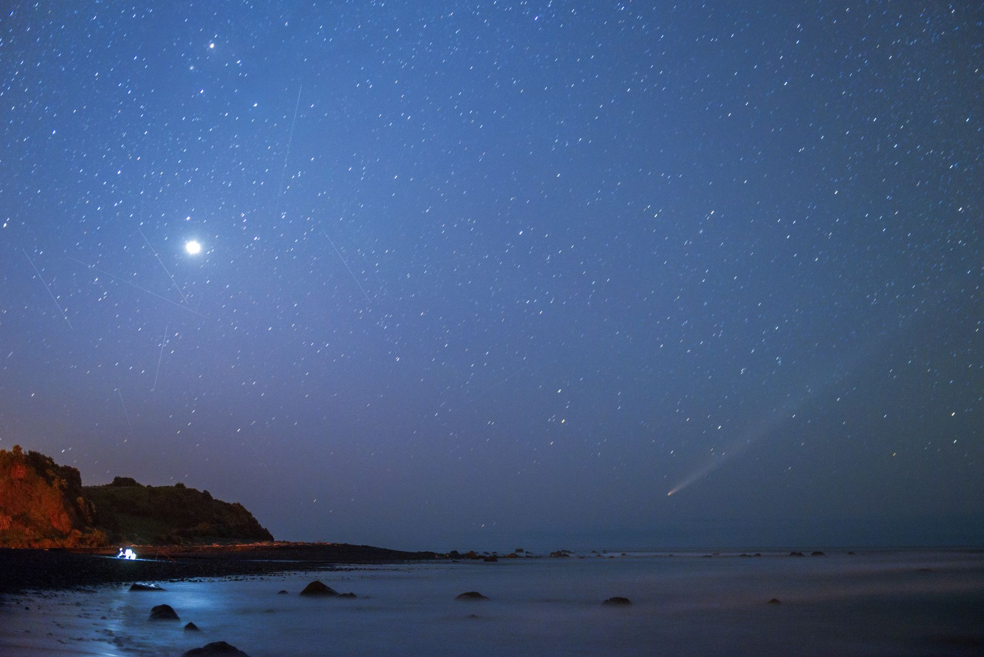 紫金山-阿特拉斯彗星閃亮新西蘭夜空