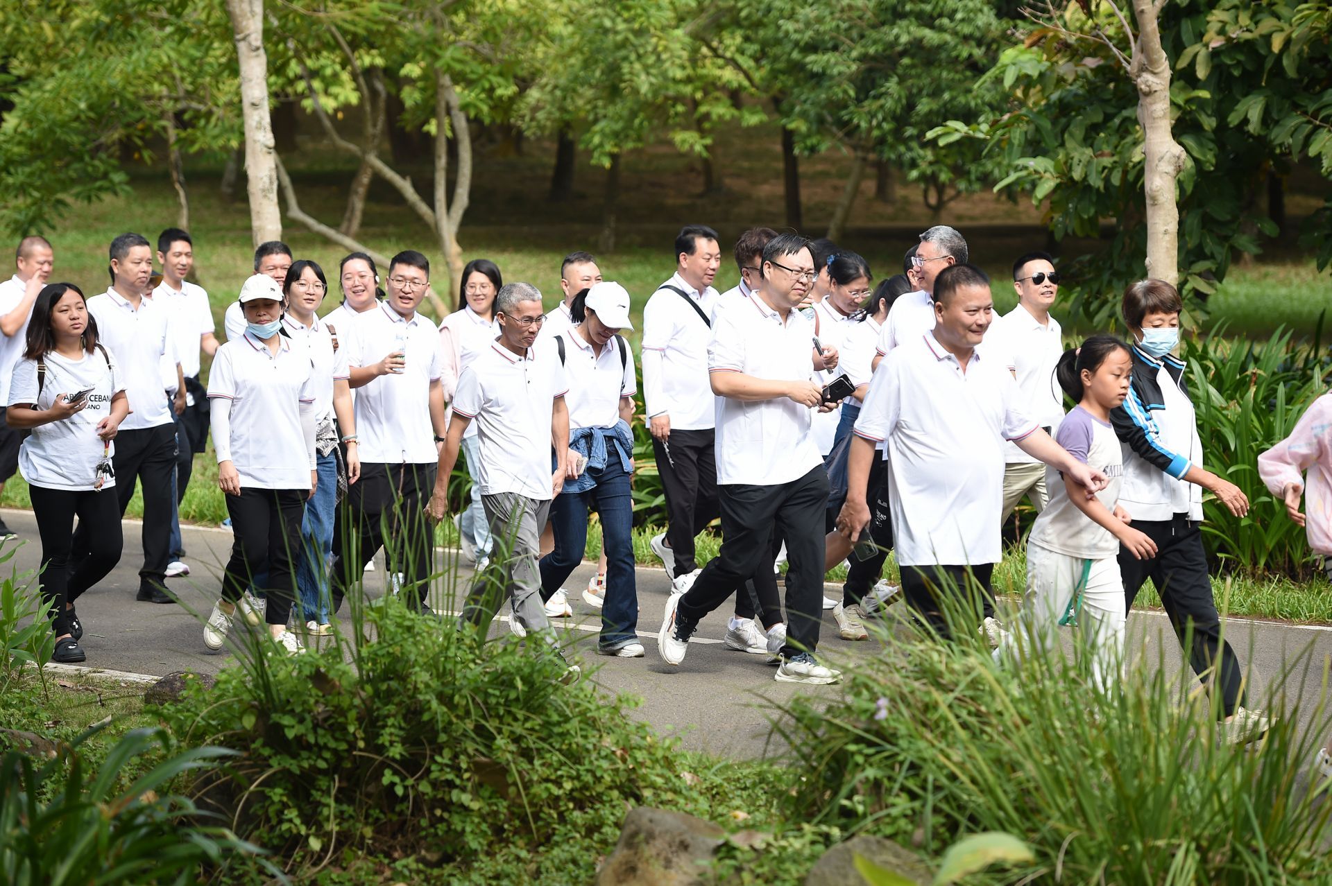 湛江日報社舉辦慶祝第25個中國記者節(jié)徒步活動