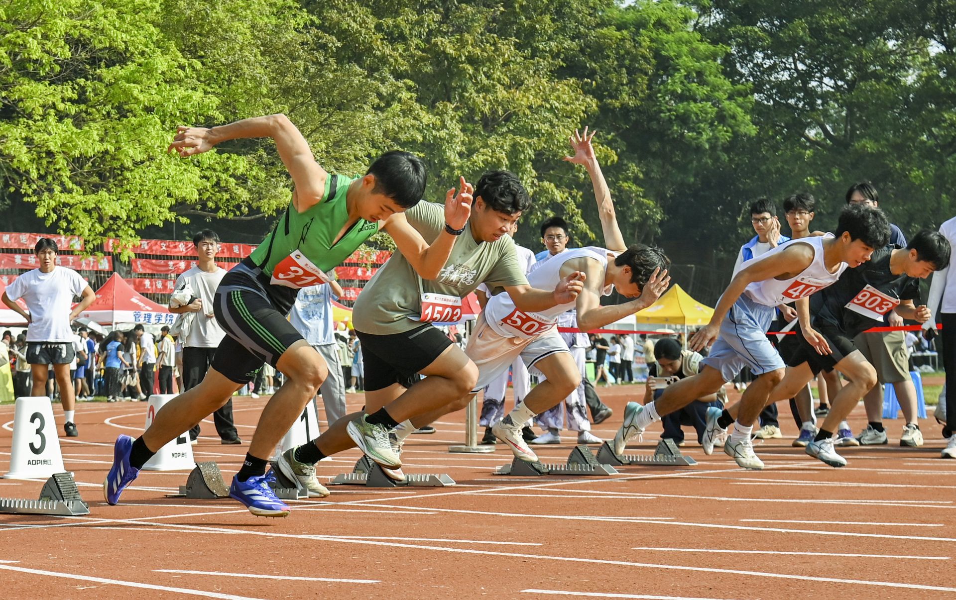 奮力拼搏展現(xiàn)風(fēng)采 體育激情點(diǎn)燃校園