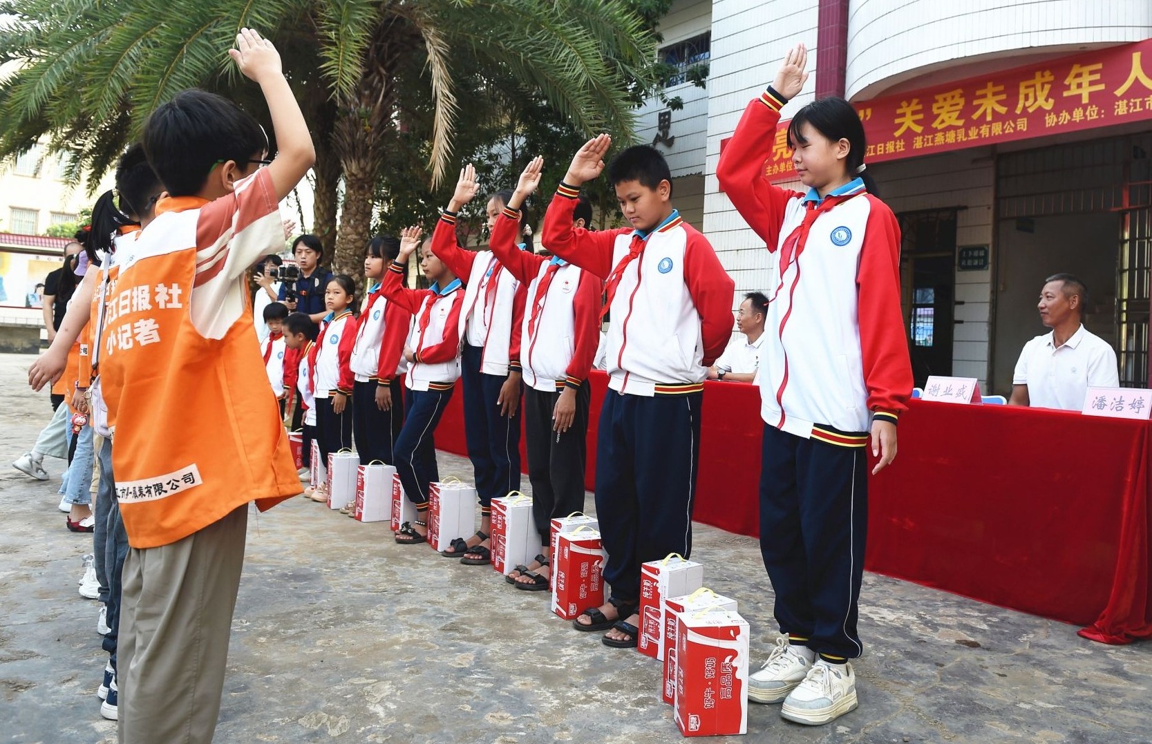 “點亮夢想”愛心助學活動走進湛江市湖光中心小學舊縣校區(qū)