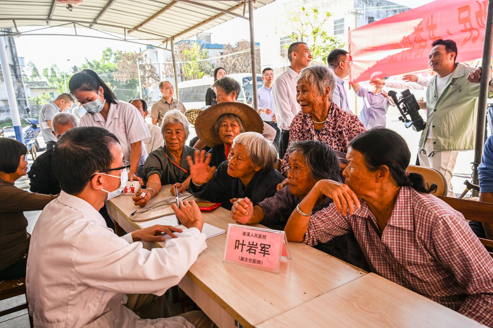 科技助農(nóng) 義診助民 書香助教