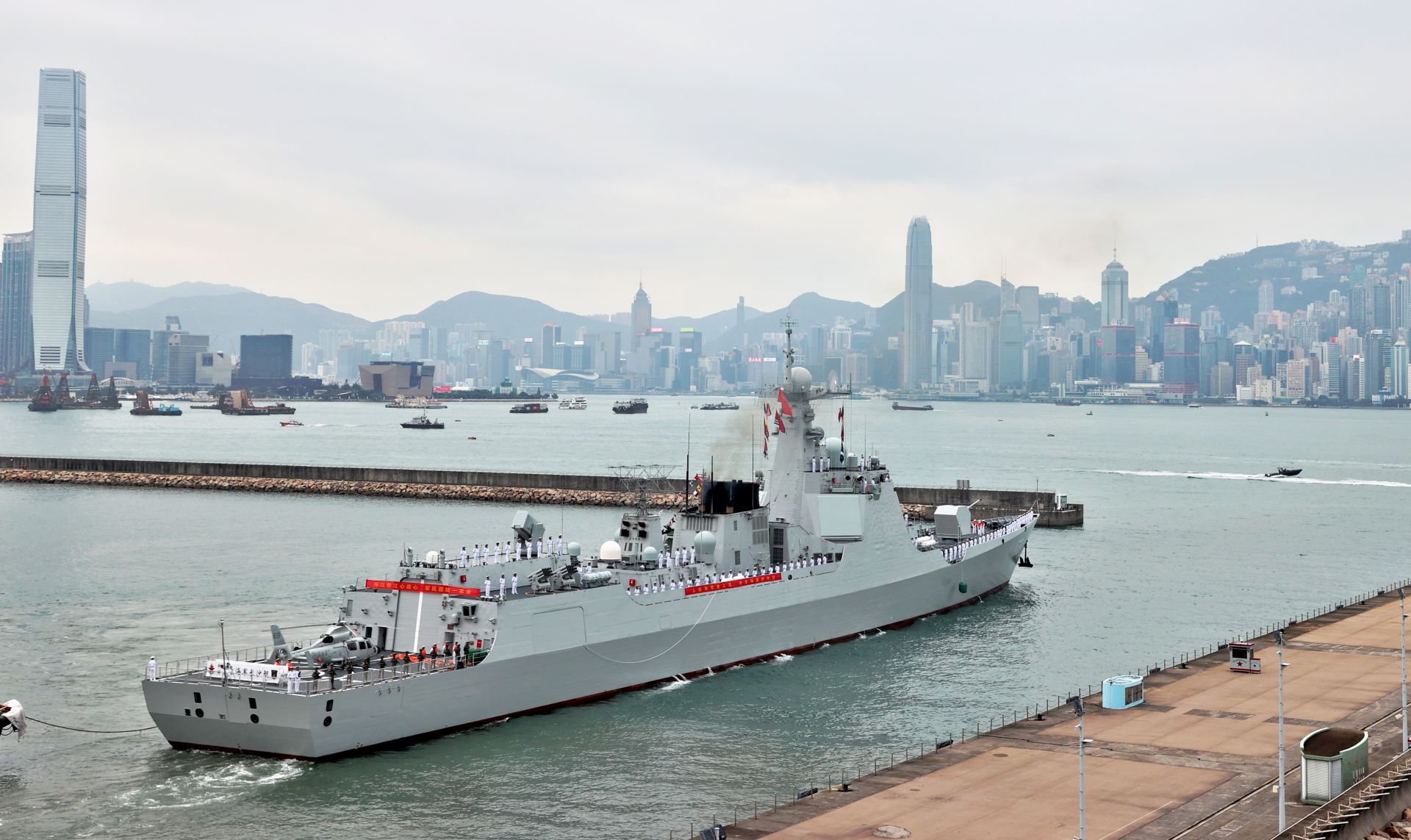 海軍艦艇編隊(duì)完成訪問香港活動返回湛江