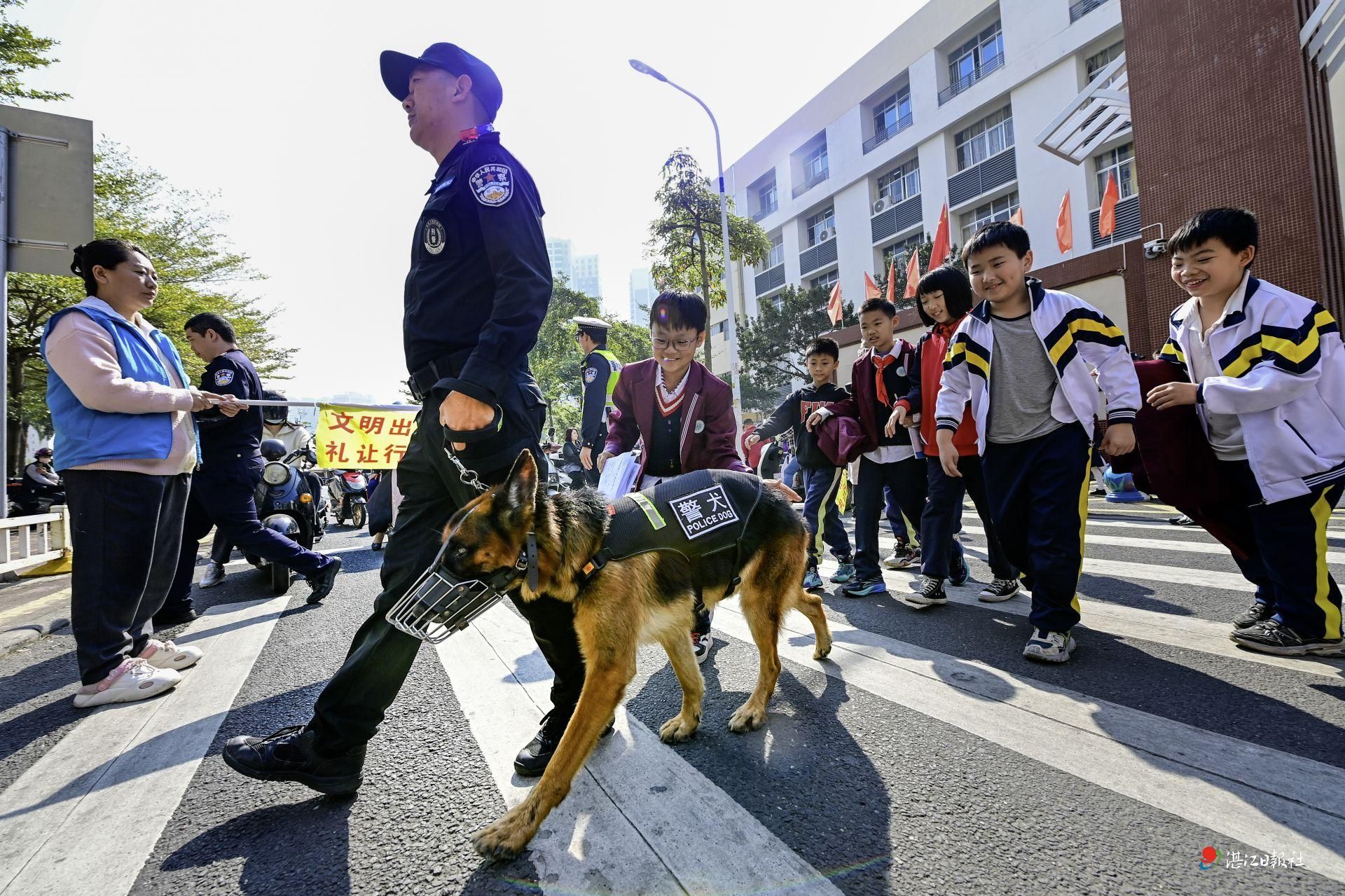 湛江公安為全市160余萬(wàn)名學(xué)生撐起“平安傘”