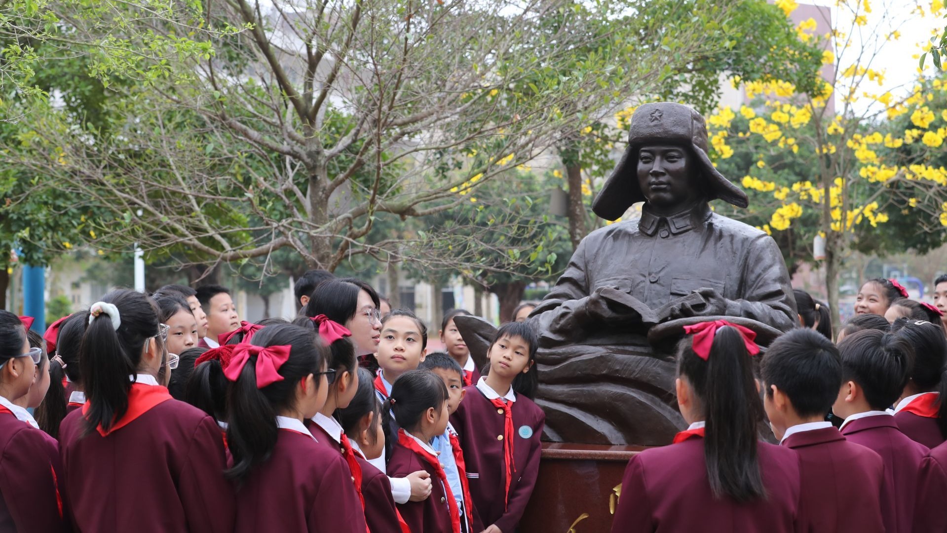 湛江市第八小學(xué)舉行“雷鋒月”系列活動暨雷鋒銅像落成儀式