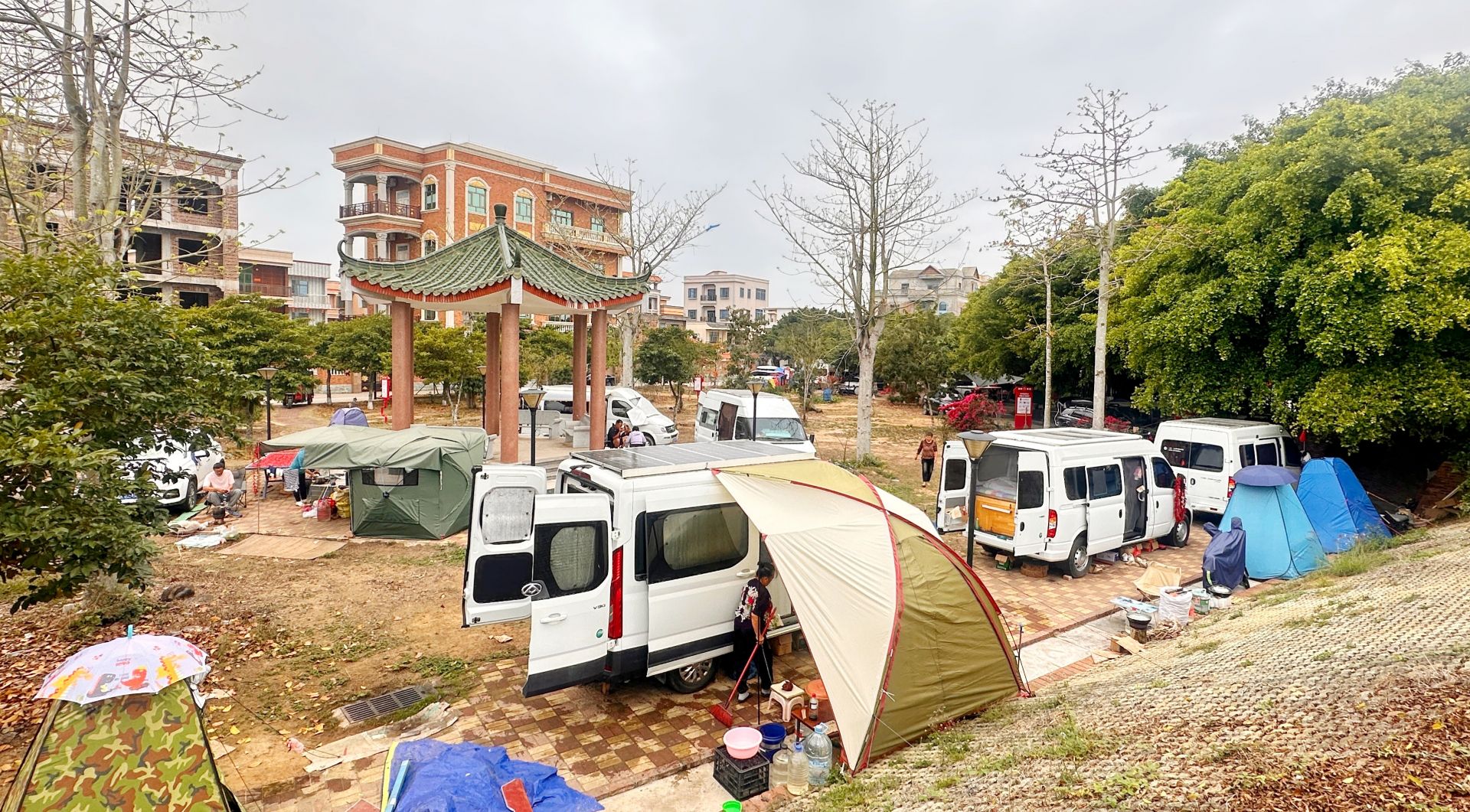 數(shù)十臺(tái)房車安營(yíng)吳川穩(wěn)村